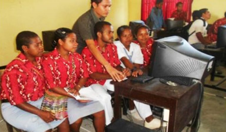 Ketika Siswa Memanggilku Kakak Ketika Siswa Memanggilku Kakak