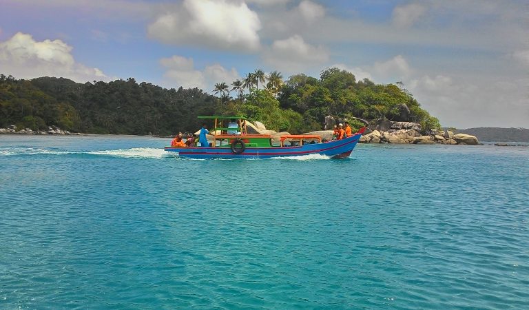 Demi Sekolah, Mereka Tak Gentar dengan Musim Selatan