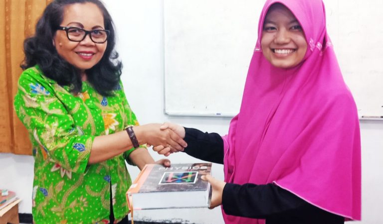 Kuatkan Literasi, PPG SM-3T UNMUL VI Buka Pojok Baca