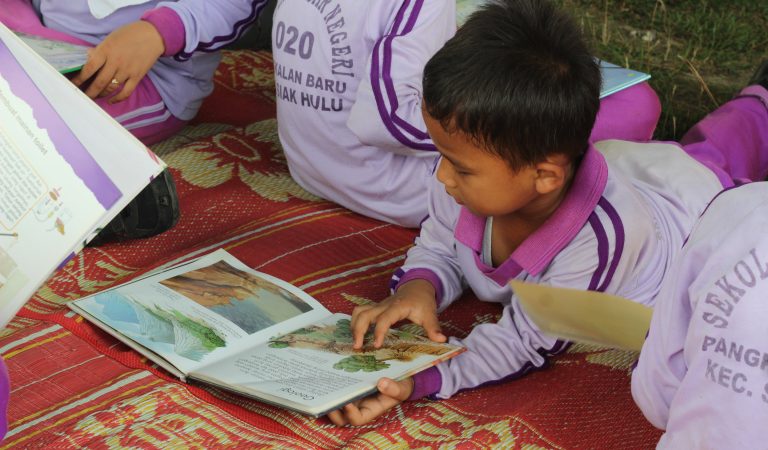 Saya Terharu Melihat Mereka Tenggelam Membaca Buku