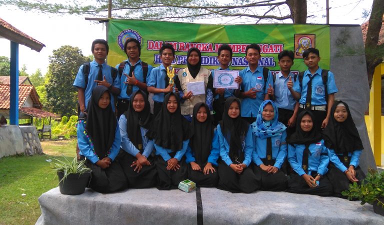 Juara Puisi itu Dulunya Sering Bolos Juara Puisi itu Dulunya Sering Bolos