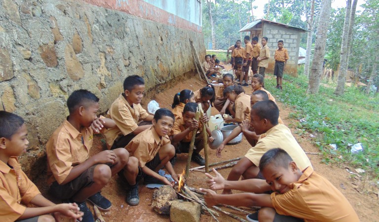 Memanfaatkan Alam, Menepis Keterbatasan Sumber Belajar