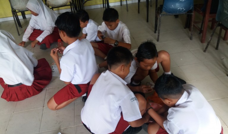 Yang Ditinggal Orang Tuanya Yang Ditinggal Orang Tuanya