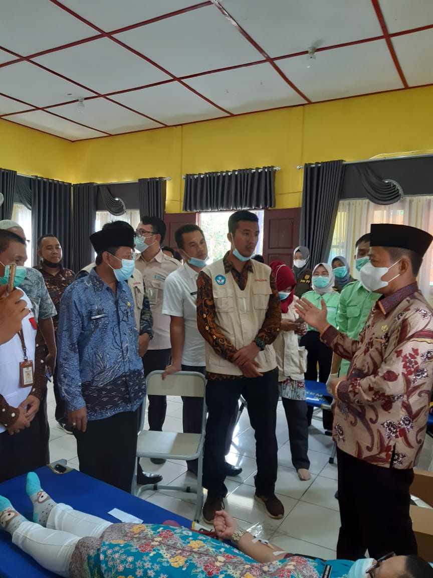 Guru Garis Depan Melaksanakan Bakti Sosial pada Peringatan Hardiknas